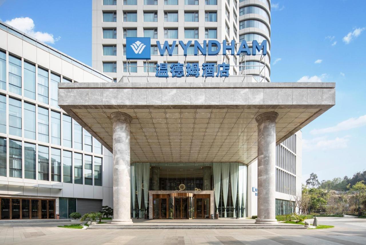 Kunming Huiyue Wyndham Hotel Bagian luar foto