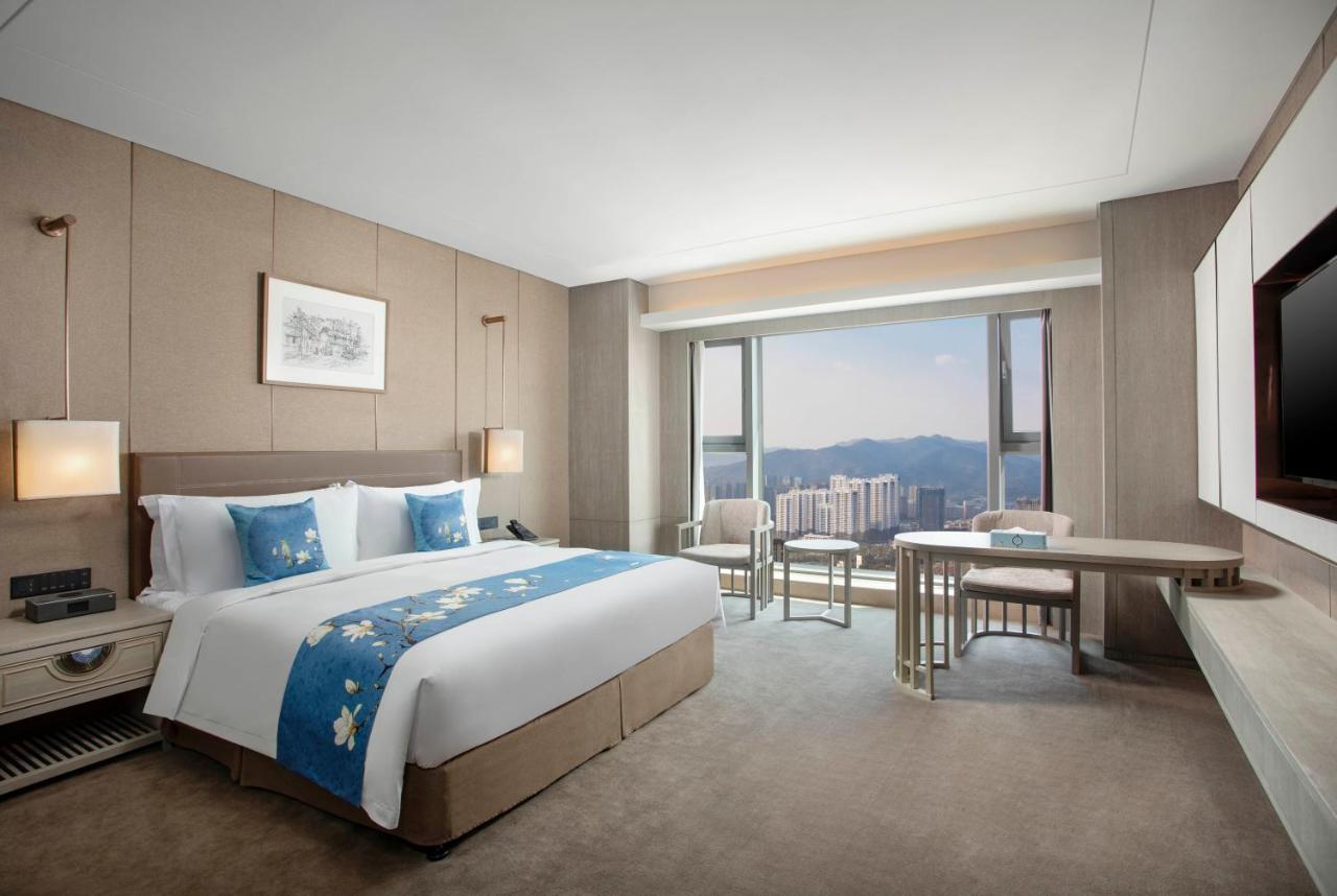 Kunming Huiyue Wyndham Hotel Bagian luar foto