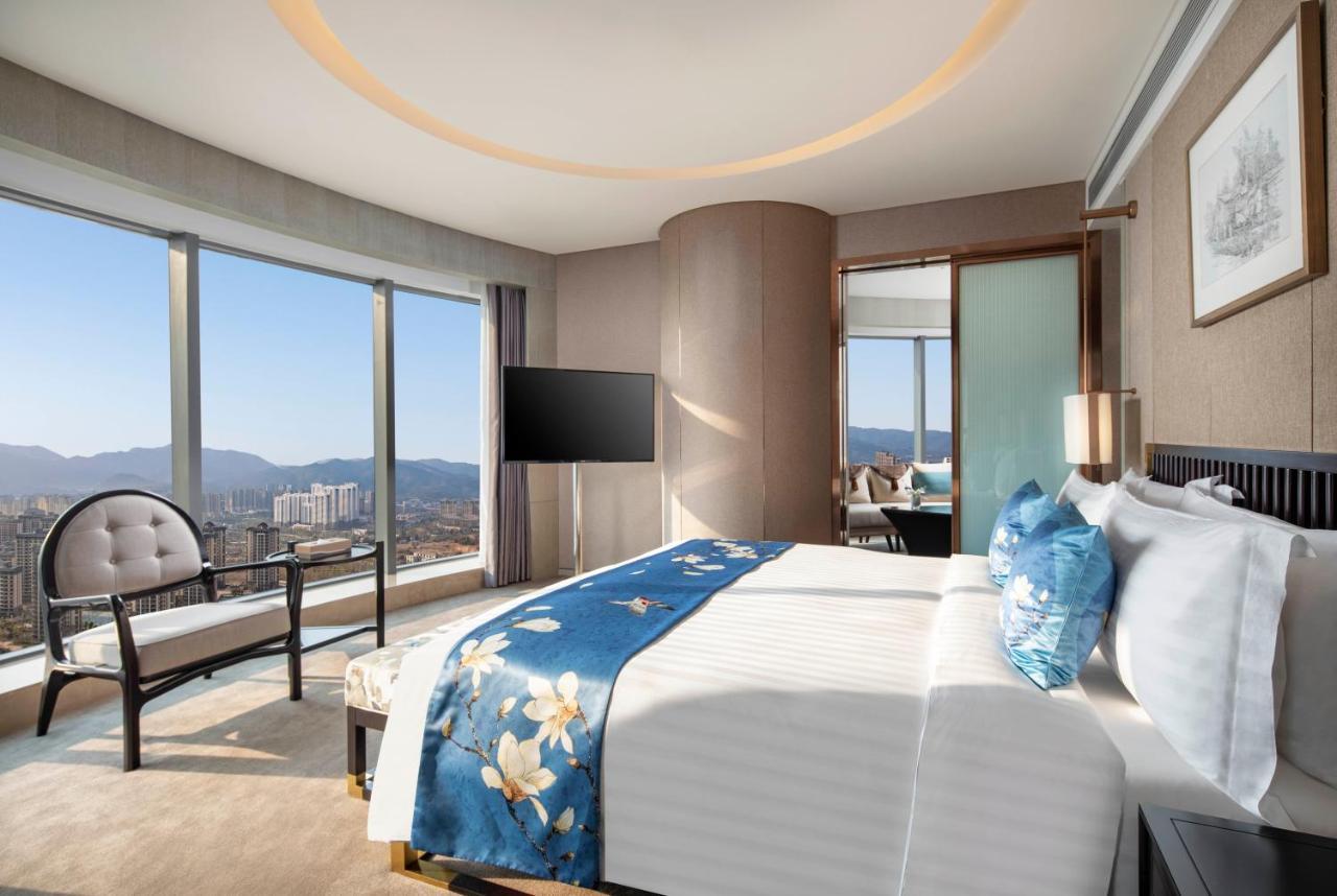 Kunming Huiyue Wyndham Hotel Bagian luar foto