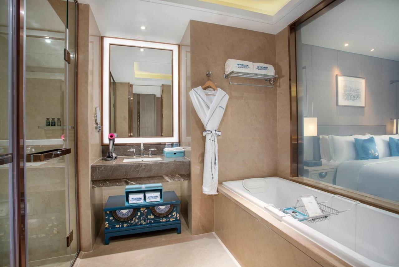 Kunming Huiyue Wyndham Hotel Bagian luar foto