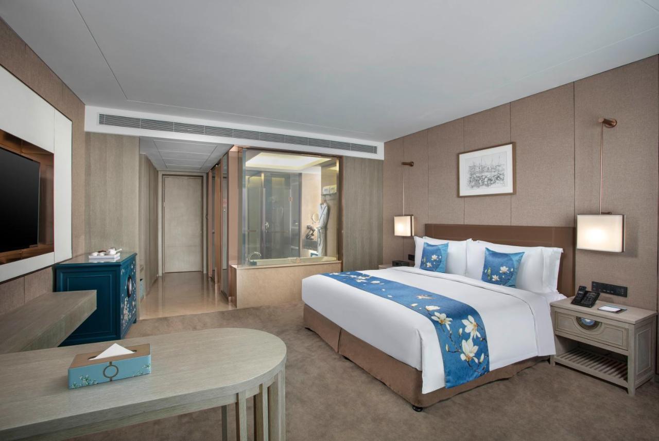 Kunming Huiyue Wyndham Hotel Bagian luar foto