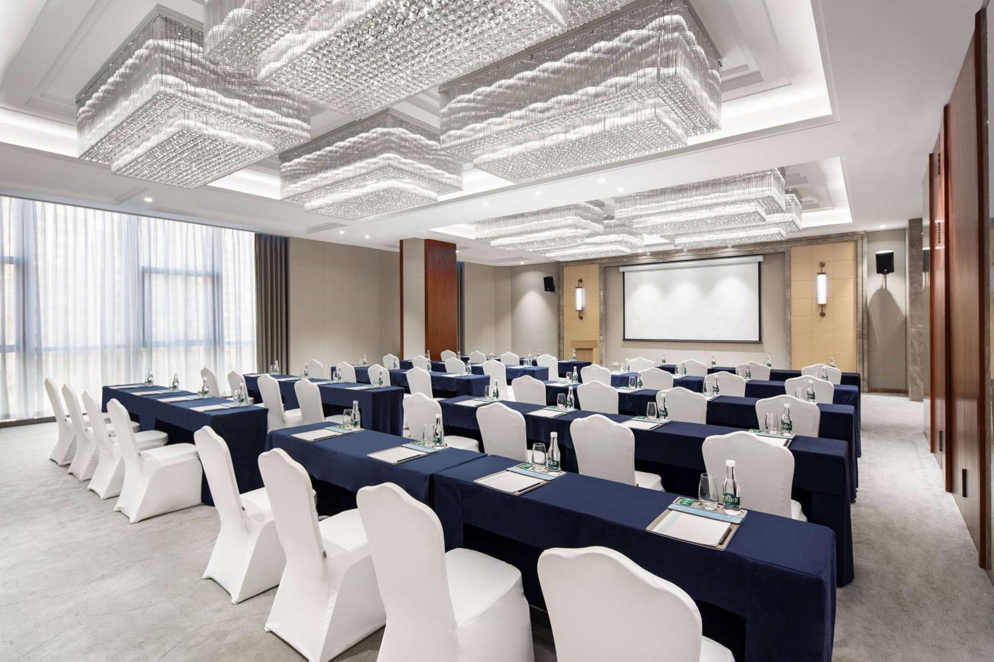 Kunming Huiyue Wyndham Hotel Bagian luar foto