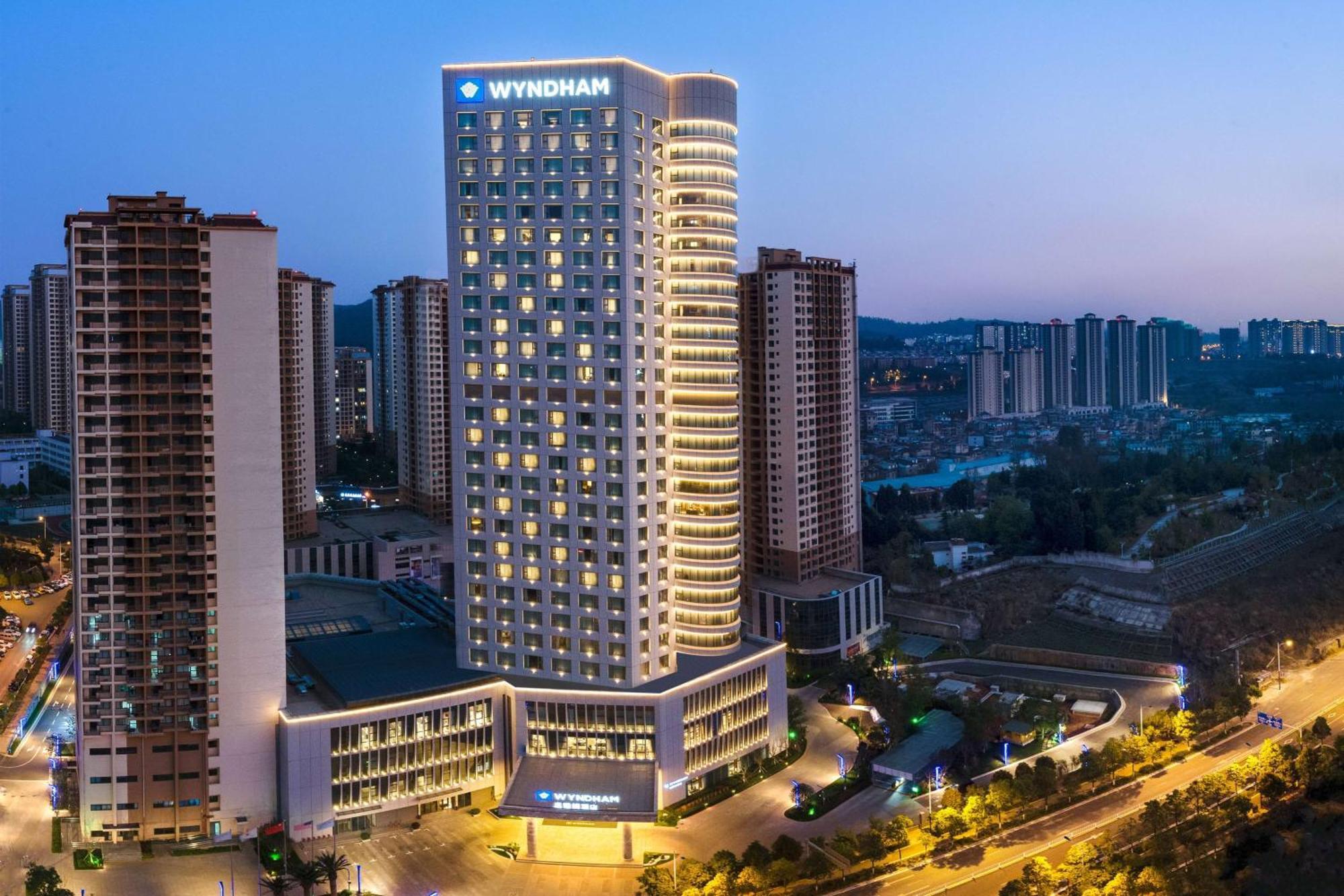 Kunming Huiyue Wyndham Hotel Bagian luar foto