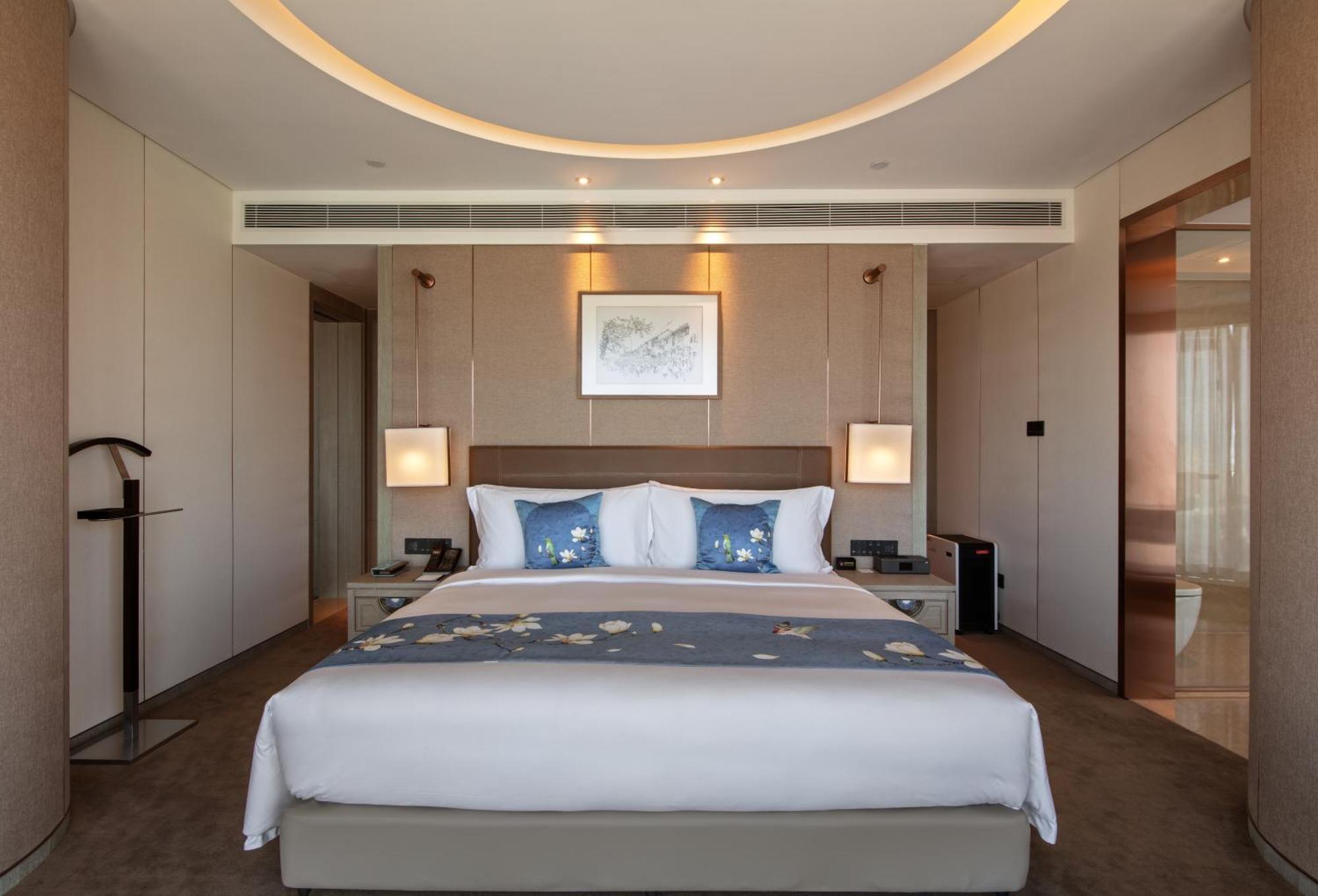 Kunming Huiyue Wyndham Hotel Bagian luar foto