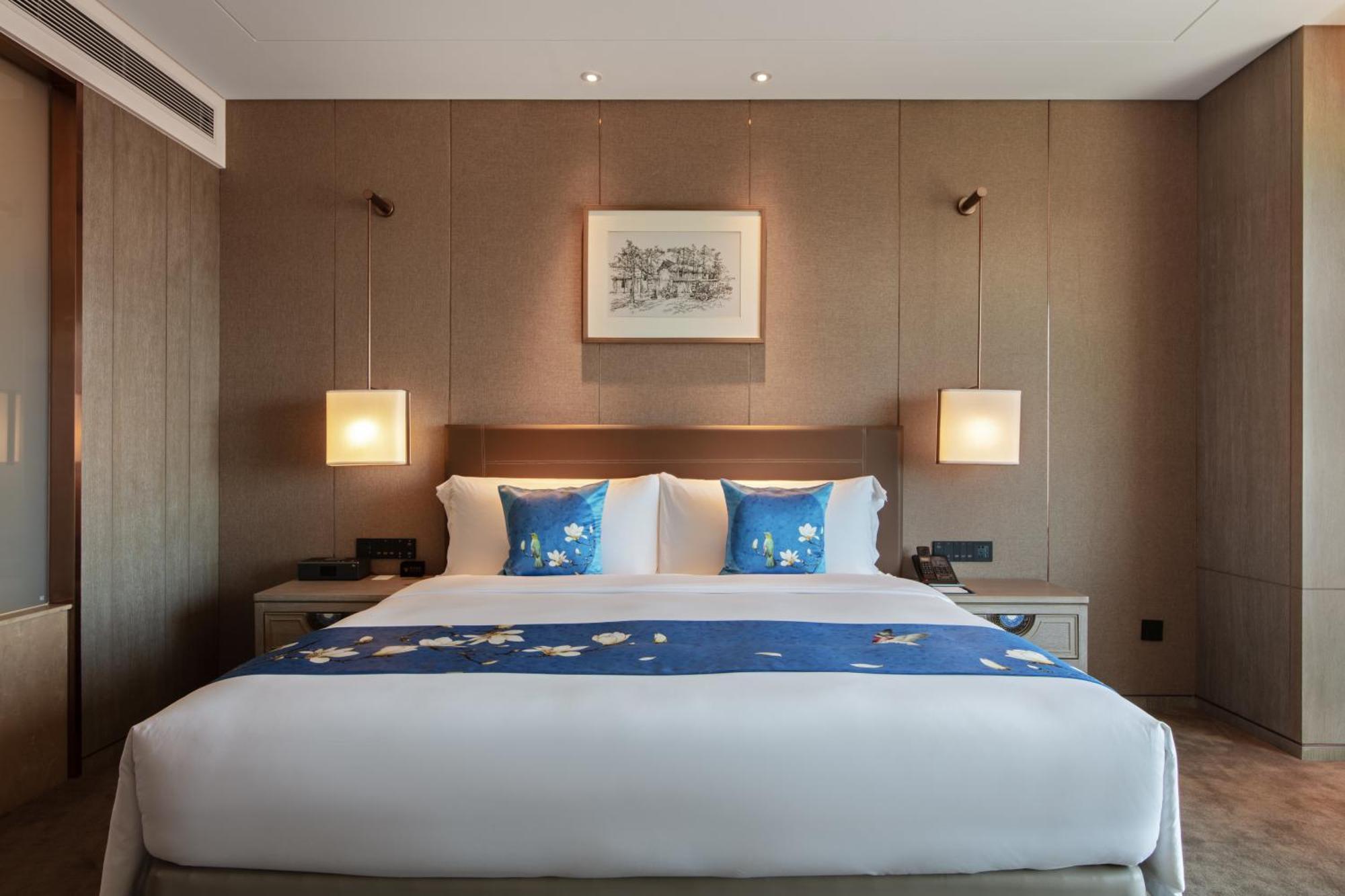 Kunming Huiyue Wyndham Hotel Bagian luar foto