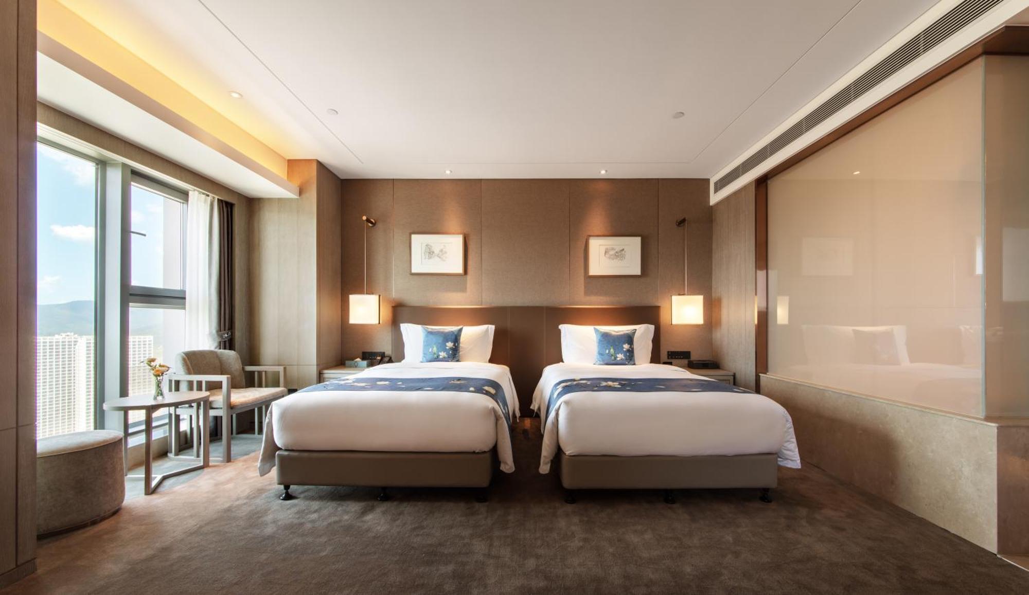 Kunming Huiyue Wyndham Hotel Bagian luar foto