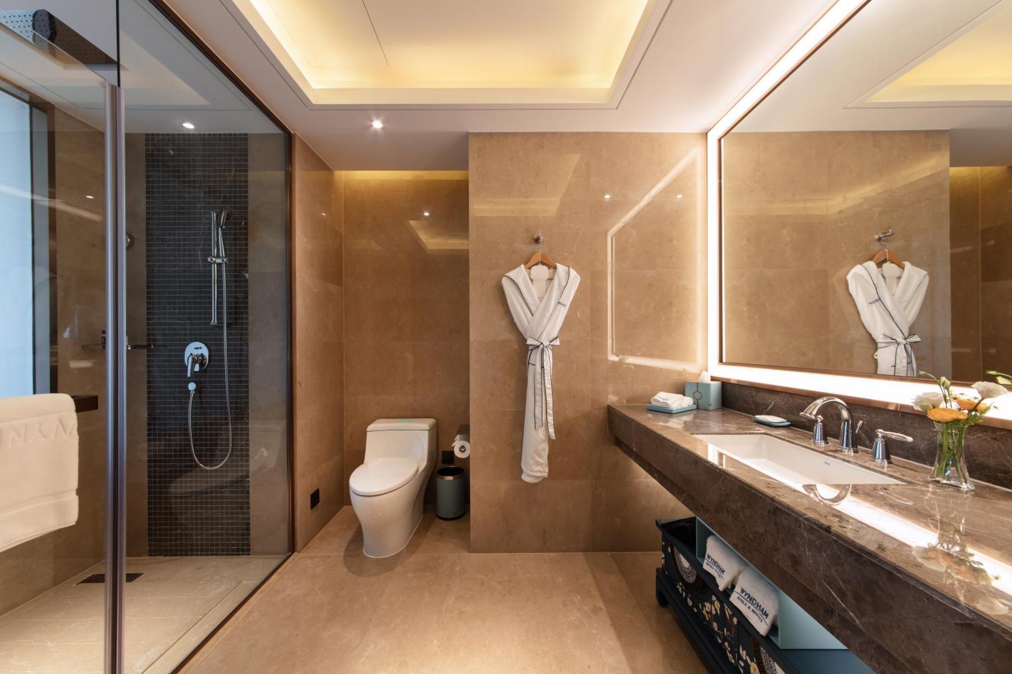 Kunming Huiyue Wyndham Hotel Bagian luar foto