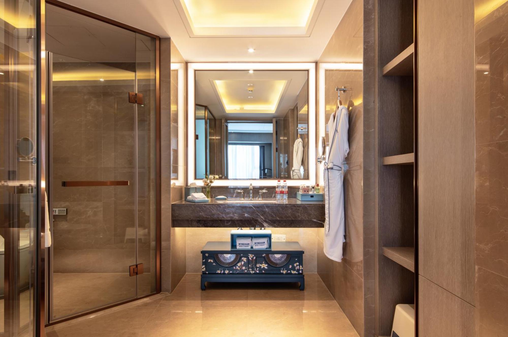 Kunming Huiyue Wyndham Hotel Bagian luar foto