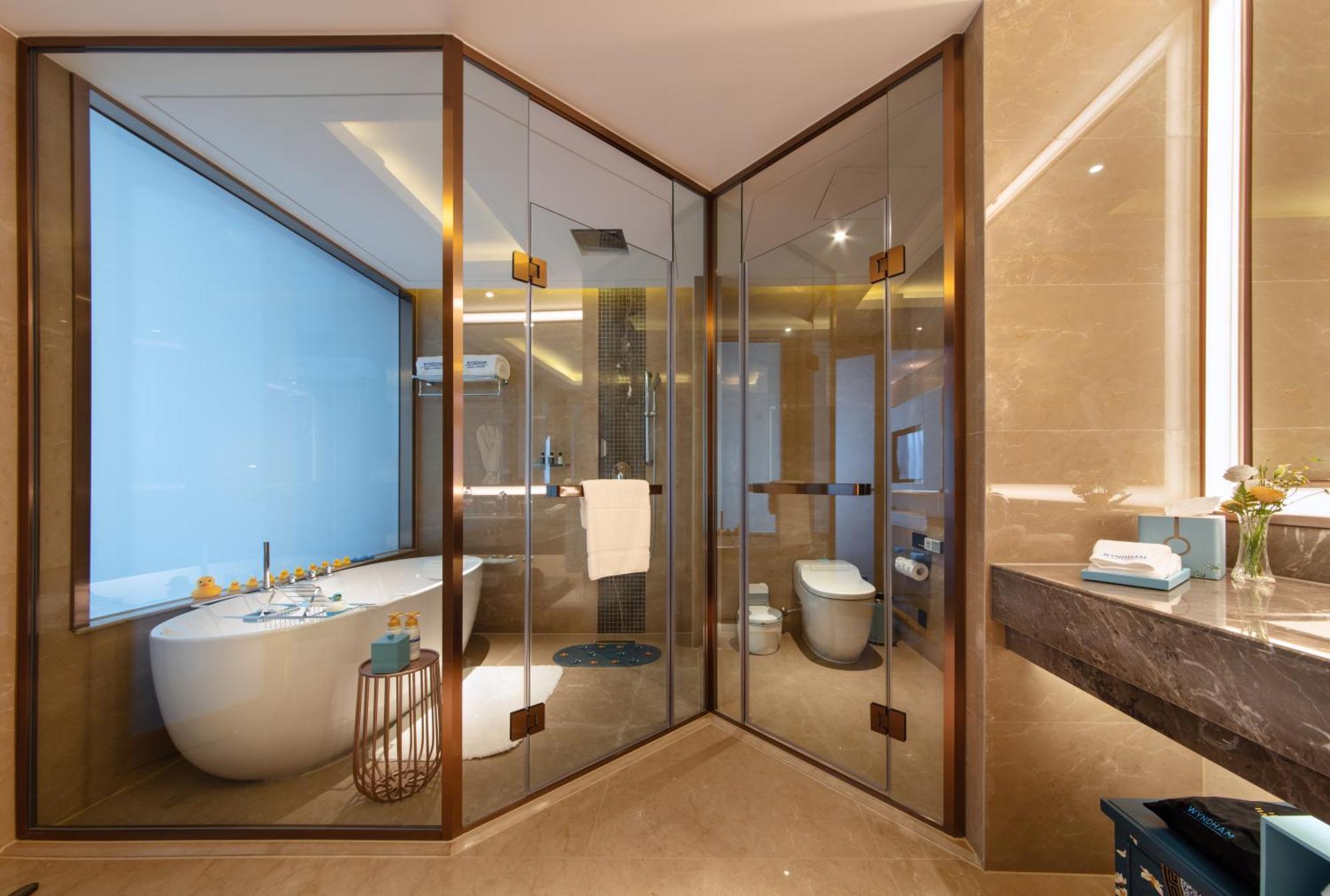 Kunming Huiyue Wyndham Hotel Bagian luar foto