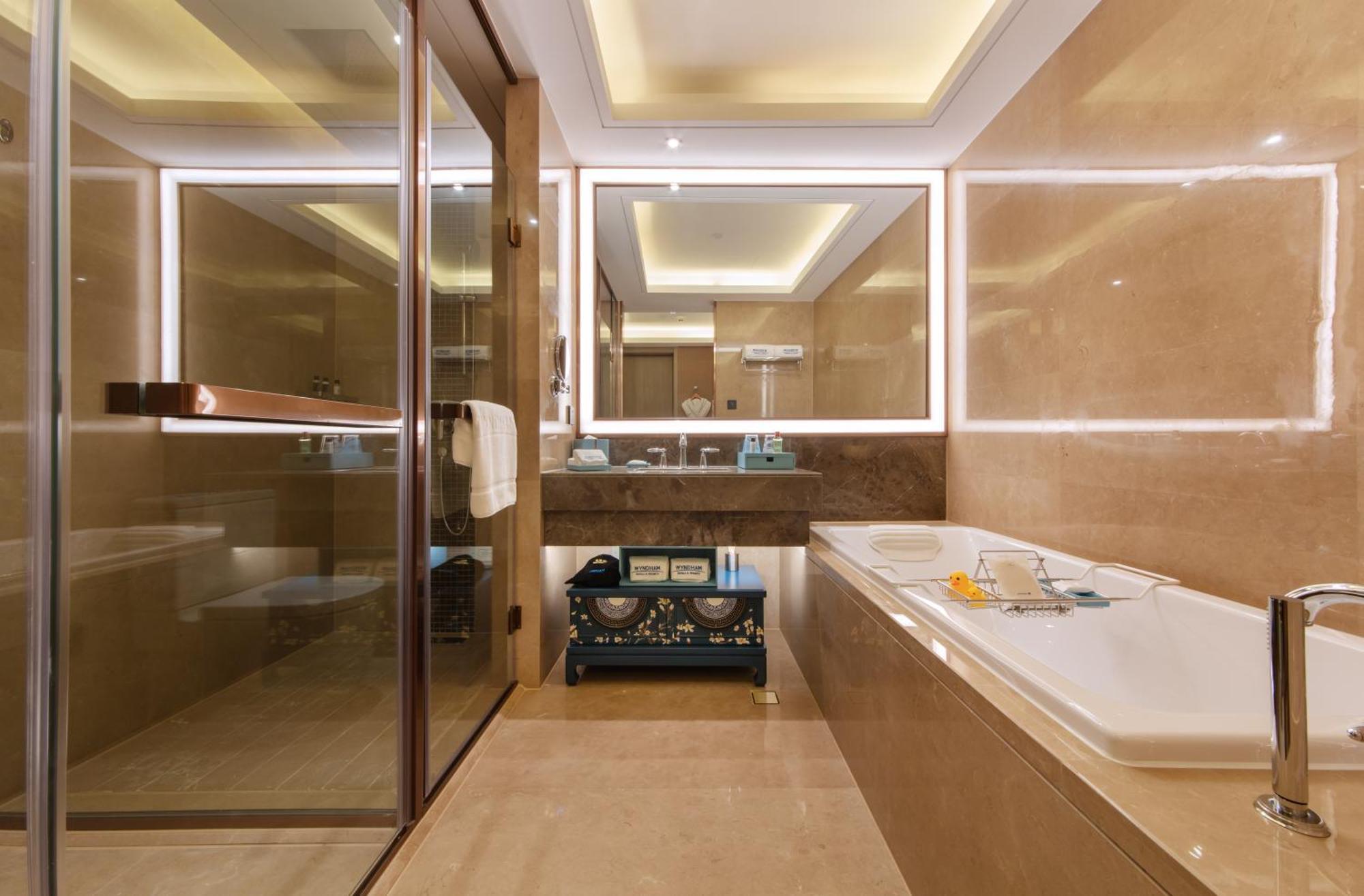 Kunming Huiyue Wyndham Hotel Bagian luar foto