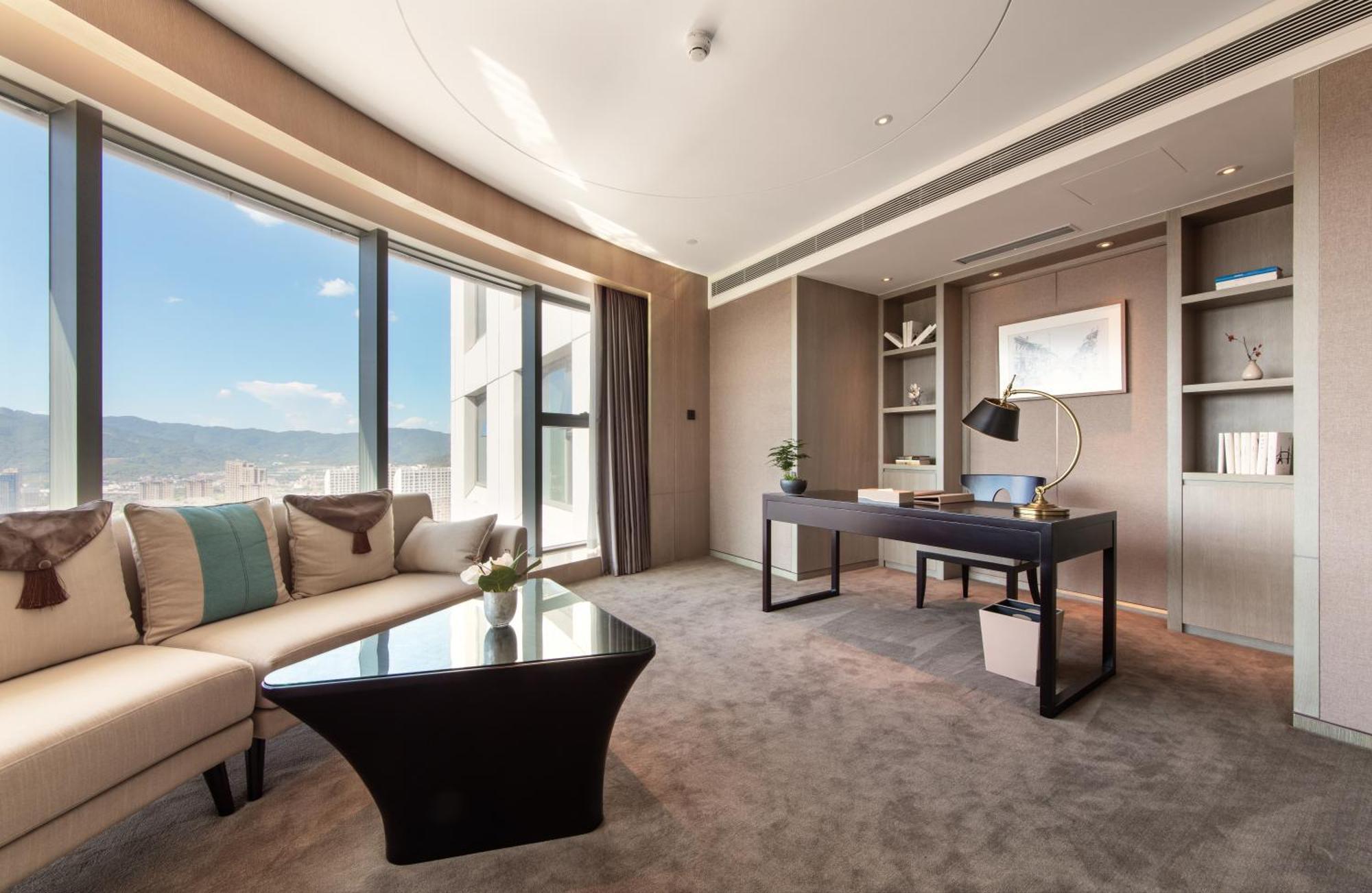 Kunming Huiyue Wyndham Hotel Bagian luar foto