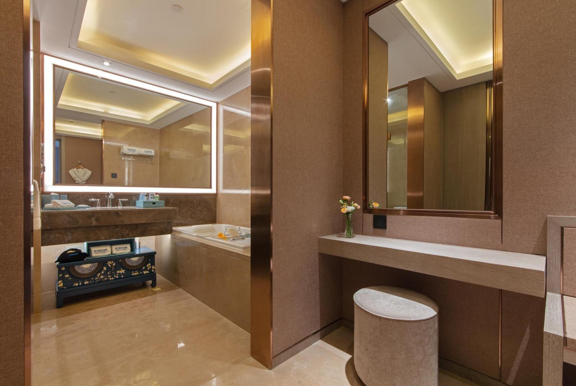 Kunming Huiyue Wyndham Hotel Bagian luar foto